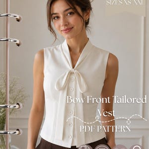 Puede incluir: Un chaleco blanco sin mangas con un detalle de lazo en la parte delantera, cuello en V y una fila vertical de botones. El texto en la imagen dice Bow Front Tailored Vest PDF PATTERN, SIZES XS-XXL, PDF PATTERN, A4 & A0, STEP BY STEP DESCRIPTION, INSTANT DOWNLOAD.