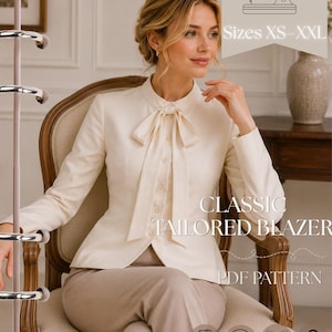 Pode incluir: Um blazer ajustado na cor creme com gola alta e laço frontal, mangas compridas e fecho de botões. O texto diz: Classic Tailored Blazer, PDF Pattern, Sizes XS-XXL, PDF Pattern, A4 & AO, Step-by-step instructions, Instant download.