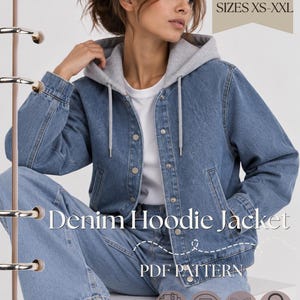 Op de afbeelding: Een blauwe spijkerjas met een grijze jersey capuchon en trekkoord, voorzien van een knoopsluiting en zijzakken. De tekst luidt Denim Hoodie Jacket, PDF PATTERN en SIZES XS-XXL, met iconen voor PDF, A4 en A0 en stapsgewijze instructies.