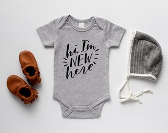 Hi I'm New Here Organic Baby Bodysuit • Unisex Modern GOTS Certified Baby Outfit • Hand-Lettered Unique Luxe Hand-Printed Bodysuit in Gray