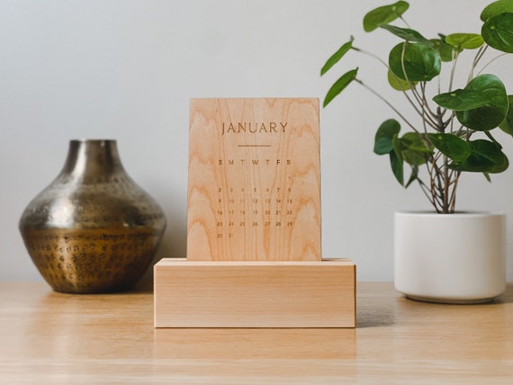 Calendrier de bureau en bois 2022 Décoration de table moderne et accessoire  de bureau Calendrier de l'année en bois gravé, fait main aux États-Unis -   France