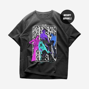 Könnte beinhalten: Ein schwarzes Kurzarm-T-Shirt mit einem Grafikdruck der Band Måneskin in Pink-, Lila- und Blautönen. Das Design enthält den Text Måneskin, Est. 2016 sowie ein kreisförmiges Logo in der oberen rechten Ecke mit der Aufschrift Moshpit Apparels.