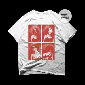 Könnte beinhalten: Ein weißes Kurzarm-T-Shirt mit einem roten Grafikdruck aus vier Feldern, die eine Person im Tanktop zeigen. Der Text "And maybe some faith would do me good" steht über den Feldern und "Fiona Apple" ist darunter gedruckt. Ein kreisförmiges "MOSH PIT APPARELS"-Logo befindet sich in der oberen rechten Ecke.