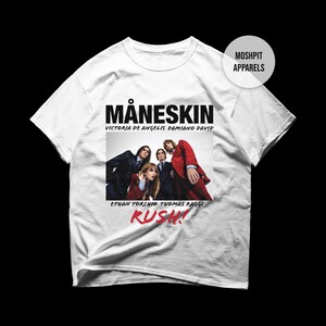 Könnte beinhalten: Ein weißes Kurzarm-T-Shirt mit einem Grafikdruck der Band Måneskin. Der Text MÅNESKIN steht oben, die Namen der Bandmitglieder sind über und unter einem zentralen Foto aufgeführt. Das Wort RUSH! ist unten in roter Farbe aufgedruckt.
