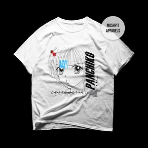 Op de afbeelding: Een wit t-shirt met korte mouwen en een zwart-witte manga-illustratie van een gezicht. Het ontwerp bevat de tekst "PANCHIKO" verticaal, "D>E>A>T>H>M>E>T>A>L" horizontaal en een blauwe "HATE"-afbeelding.