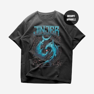 Op de afbeelding: Een antracietgrijs T-shirt met korte mouwen en de tekst JINJER in een verweerd blauw lettertype. De afbeelding toont twee blauwe hamerhaaien die in een cirkelvormige beweging zwemmen tegen een achtergrond van dunne rode lijnen.