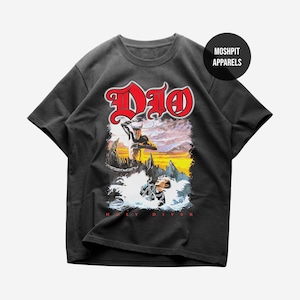Może przedstawiać: Czarny t-shirt z krótkim rękawem z nadrukiem graficznym okładki albumu Holy Diver zespołu Dio. Wzór zawiera czerwony napis "DIO" u góry, rogatą postać oraz osobę w łańcuchach w wodzie. Poniżej znajduje się napis "HOLY DIVER".