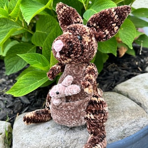 Kippy das Känguru Amigurumi Häkelanleitung - fortgeschrittene Anleitung - Sofort-Download PDF in englischer Sprache mit druckerfreundlicher Version