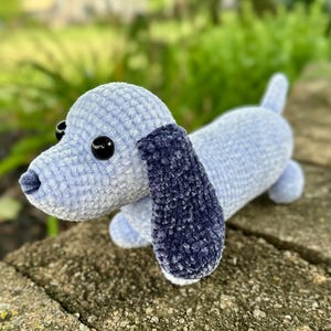 Gehaakte fluwelen teckel knuffel: amigurumi worsthond