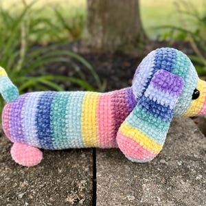 Gehaakte regenboog pluche Wiener Dog: amigurumi worst hondenspeelgoed