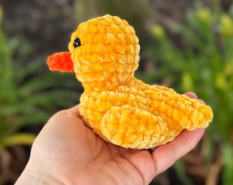 かぎ針編みの赤ちゃんアヒルのキーホルダー | 黄色のゴム製アヒル