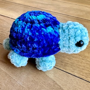 Babyschildpad - pluche gehaakt babyschildpadje - KLAARMAKEN amigurumi gehaakte blauwe schildpadknuffel