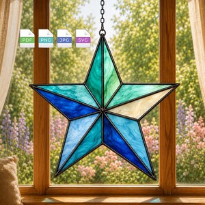 Può includere: Un acchiappasole a forma di stella a cinque punte realizzato in vetro colorato nelle tonalità del blu, verde acqua e crema, sostenuto da una catena in metallo nero. Quattro piccole icone etichettate PDF, PNG, JPG e SVG sono visibili in alto.