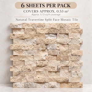 Op de afbeelding: Een verpakking van 6 vellen natuurlijke travertijn split face mozaïektegels, goed voor ongeveer 0,53 m². De tegels hebben een getextureerd, beige en zandkleurig stenen oppervlak in een verspringend baksteenpatroon.