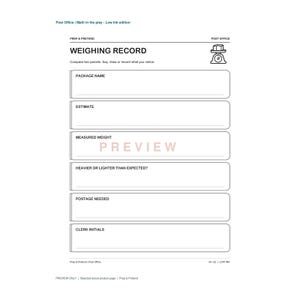 Op de afbeelding: Een zwart-wit printbaar weegrecord-werkblad met een postkantoorthema. Het document bevat velden voor pakketnaam, schatting, gemeten gewicht, vergelijking, benodigde portokosten en initialen van de medewerker, met een weegschaalpictogram bovenaan.