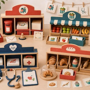 Puede incluir: Una colección de sets de tiendas de juguete de madera que incluye una oficina de correos, una tienda de comestibles, una clínica médica y una panadería. Cada set contiene objetos de madera, tarjetas ilustradas y accesorios variados.