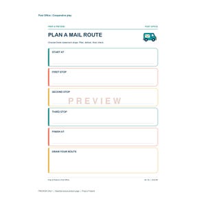 Op de afbeelding: Een printbaar activiteitenblad getiteld PLAN A MAIL ROUTE met een icoon van een kleine blauwe postwagen. Het document bevat secties met de labels START AT, FIRST STOP, SECOND STOP, THIRD STOP, FINISH AT en DRAW YOUR ROUTE met gekleurde randen.