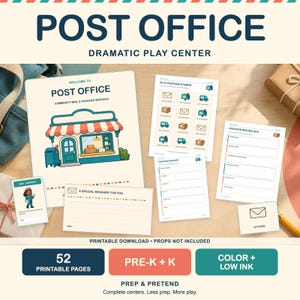 Könnte beinhalten: Ein druckbares Postamt-Rollenspiel-Set mit 52 Seiten, darunter ein Willkommensschild, Briefmarken, Paketversandscheine, Sendungsverfolgungsbelege und Postbotenkarten. Die Dokumente zeigen farbenfrohe Illustrationen eines Postamtes.