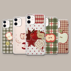 Puede incluir: Cinco fundas transparentes para smartphone con diversos diseños, incluyendo cuadros vichy verdes y blancos, rodajas de manzana roja, estrellas rojas, lunares y patrones de cuadros rojos y verdes con ilustraciones de manzanas.