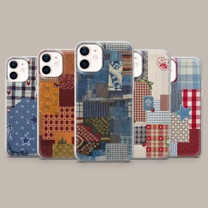 Puede incluir: Cinco fundas para smartphone con diversos diseños de patchwork. Los patrones incluyen mezclilla azul con estrellas, cuadros vichy rojos y blancos, estampados florales y cuadrados de tela texturizada en tonos azul, rojo, marrón y crema.