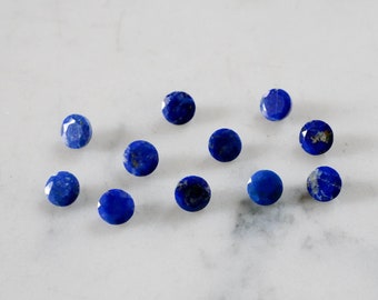 6mm lapis lazuli gemstones. regular cut. Dark blue gem. Blue and gold