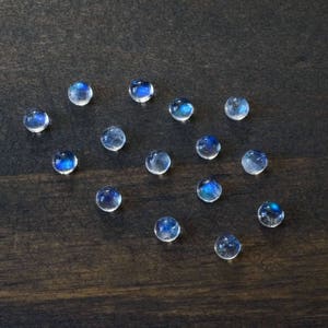 3mm Regenbogen Mondstein Cab. glatter Cabochon. weißer Edelstein blau blitz winzige Edelsteine weißer Mondstein Bild 1