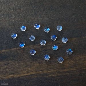 3mm Regenbogen Mondstein Cab. glatter Cabochon. weißer Edelstein blau blitz winzige Edelsteine weißer Mondstein Bild 3