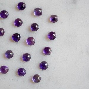 5 mm afrikansk ametist SLÄTT polerad cabochon. små lila ädelstenar. Ametistkabochoner bild 3