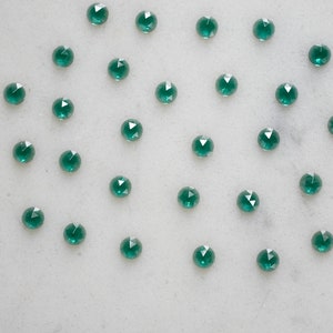 Piedras preciosas NANO facetadas de color rosa esmeralda oscuro de 3 mm. Cabujones de color verde oscuro. Cabujón de corte rosa cultivado en laboratorio.