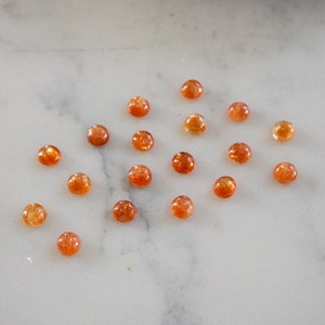 3 mm Sonnenstein Cabochons. glatt polierte orange funkelnde Cabochons