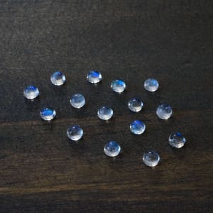 3mm Regenbogen Mondstein Cab. glatter Cabochon. weißer Edelstein blau blitz winzige Edelsteine weißer Mondstein Bild 2