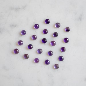 5 mm afrikansk ametist SLÄTT polerad cabochon. små lila ädelstenar. Ametistkabochoner bild 6