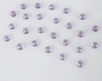 3 mm Alexandrit rosa fasetterad cabochon. Rund alexandrit. Färgförändring i lila till hallonfärg.
