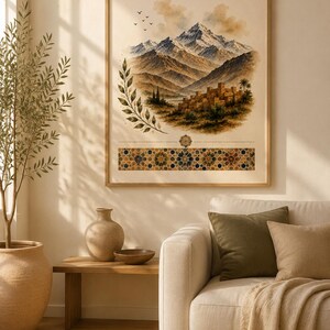 Peut inclure: Une impression d'art encadrée représentant un paysage à l'aquarelle de montagnes enneigées, d'un village désertique et d'une branche feuillue. Sous la scène se trouve une bande horizontale de motifs géométriques en étoile bleu, or et brun.