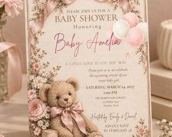 Puede incluir: Una tarjeta de invitación rectangular para baby shower con un oso de peluche marrón, guirnaldas de flores rosas y un lazo de satén. El texto dice: Please join us for a baby shower honoring Baby Amelia, Saturday, March 14, 2027, at 2:00 PM.