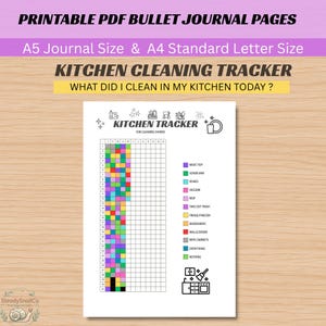 Op de afbeelding: Een printbare PDF-pagina voor een keukenreinigingstracker in bullet journal-stijl, beschikbaar in A5 en A4-formaat. Het document bevat een maandelijks rooster met kleurgecodeerde taken zoals opruimen, gootsteen, afwas en koelkast.