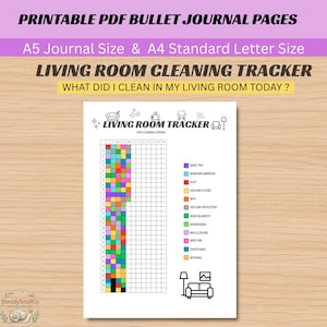 Può includere: Un tracker per la pulizia del soggiorno in PDF stampabile nei formati A5 e A4. La pagina presenta una griglia per monitorare le faccende quotidiane, una legenda a colori per compiti come spolverare e aspirare, e icone di mobili.