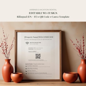 Può includere: Un cartello Wi-Fi bilingue incorniciato per case vacanze con testo in inglese e italiano, un codice QR e le regole della casa. Il cartello è esposto tra due vasi color terracotta e due ciotole abbinate con rami di bacche rosse.