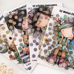 Op de afbeelding: Vier rechthoekige kaarten met de tekst 52 Weken Challenge, voorzien van illustraties van personages met warrig haar en bloemaccenten. Elke kaart is bedekt met ronde, holografische glitterstickers die licht in kleuren reflecteren.