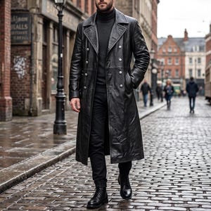 Könnte beinhalten: Ein langer schwarzer Ledermantel mit zweireihiger Knopfleiste, silberfarbenen Knöpfen, breitem Revers und langen Ärmeln. Der Mantel wird über einem schwarzen Rollkragenpullover, einer schwarzen Hose und schwarzen Schnürstiefeln aus Leder getragen.