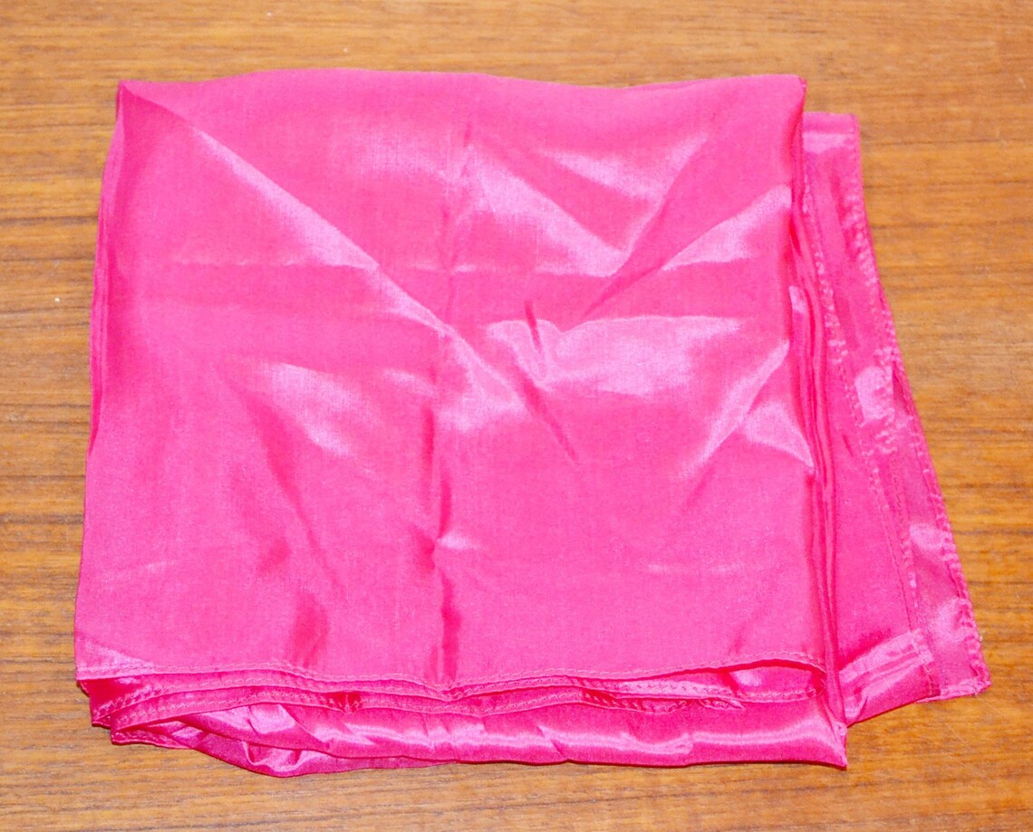 Schönes Vintage Seiden  Tuch 70er Jahre Halstuch Pink   Retro Mid Century Vintage Clothing Second Hand Wear Shabby Chic, foto 1 di 3