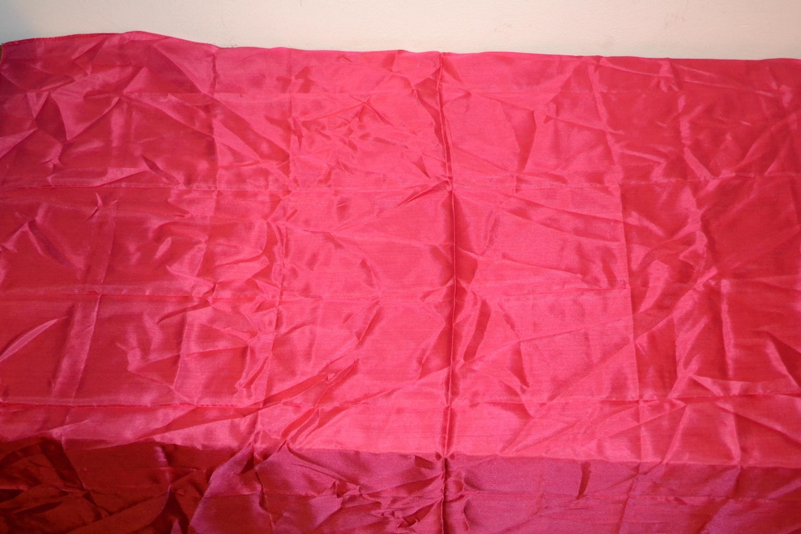 Schönes Vintage Seiden  Tuch 70er Jahre Halstuch Pink   Retro Mid Century Vintage Clothing Second Hand Wear Shabby Chic, foto 2 di 3