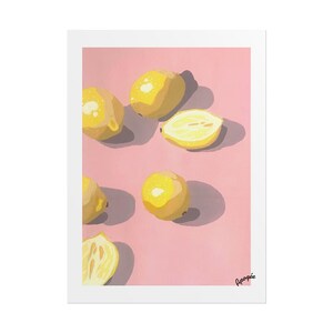 Peut inclure: Une impression d'art numérique représentant plusieurs citrons jaunes et des moitiés de citron dispersés sur un fond rose clair uni. Les citrons projettent des ombres violettes foncées et le mot Apogée est écrit en noir dans le coin inférieur.
