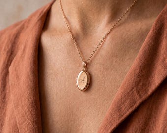 Collana con ciondolo ovale in oro 14 carati, con iniziale personalizzata incisa, ricordo prezioso.