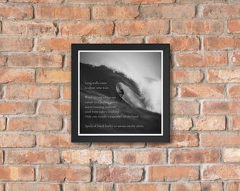 Impressão emoldurada de poesia sobre surfe: Longas paredes chegam para aqueles que esperam (25,4 cm x 25,4 cm)