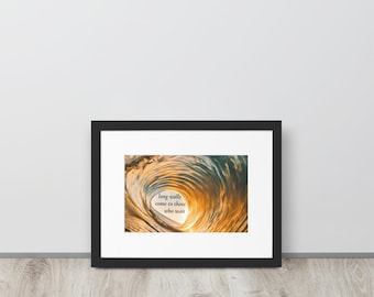 Quadro com estampa de surf – Túnel da Onda Dourada, Tipografia Motivacional, Moldura Preta ou Branca
