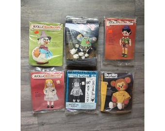 Konvolut von 6 Vintage Bucilla Handarbeitssets für Puppen, neuwertig (NOS): Alice, Pinocchio, Mutter Gans
