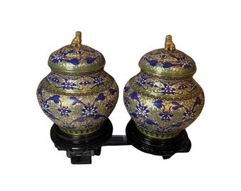 Paar antike chinesische Cloisonné-Ingwergefäße mit Deckel, Foo-Hund-Motiv, blau-goldene Emaille, Urnen und Ständer