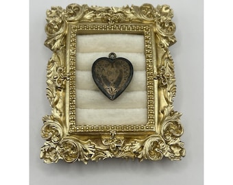 Medallón vintage de plata de ley 10K con forma de corazón, grabado con monograma, de Allco, estilo cottagecore (1/20).