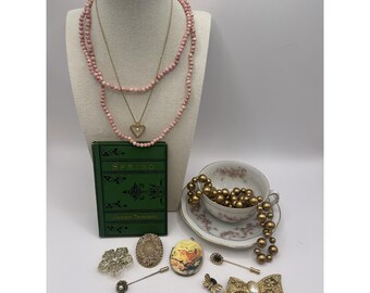 Vintage Cottagecore Schmuck Trinket Lot Buch Brosche Pins Teetasse Untertasse Dekor
